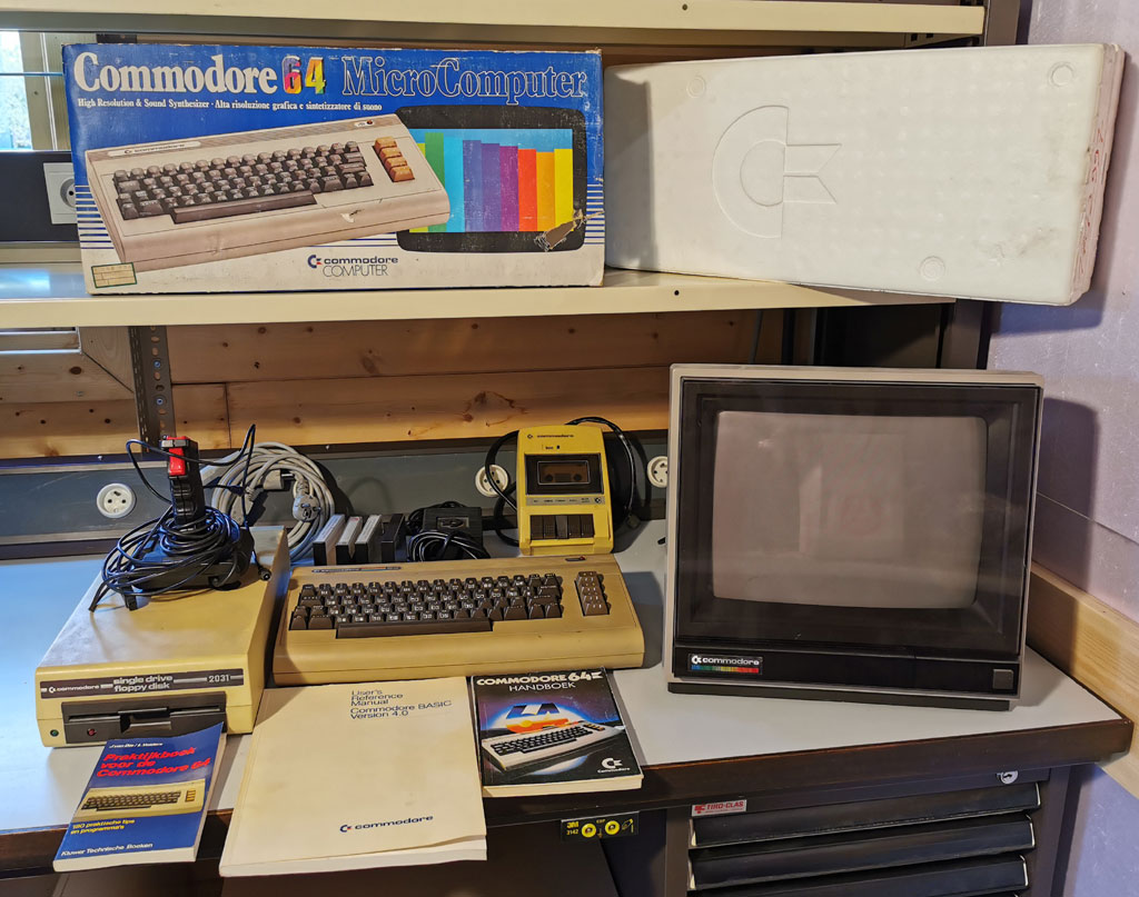 Commodore 64 computer, floppy drive, cassette speler, handleiding, joystick, monitor