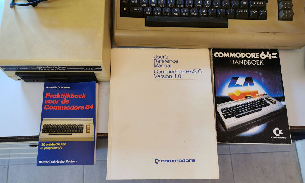 Commodore 64 computer, floppy drive, cassette speler, handleiding, joystick, monitor