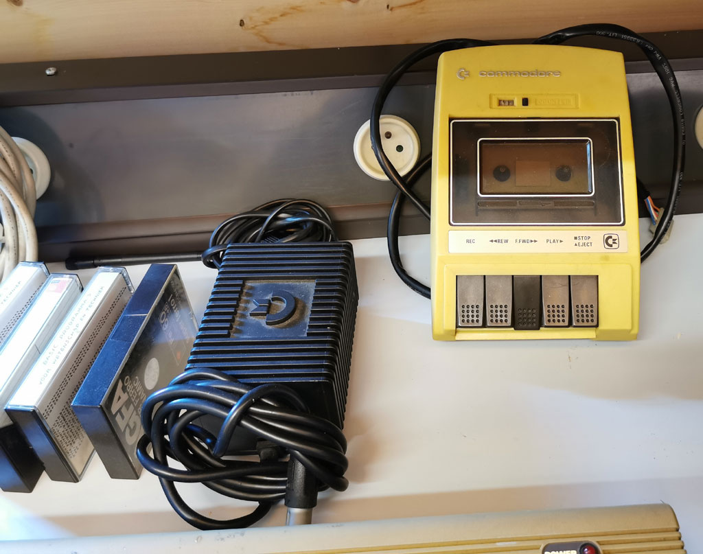 Commodore 64 computer, floppy drive, cassette speler, handleiding, joystick, monitor