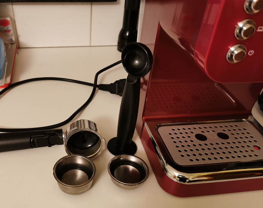 Koffiehouder met twee afmetingen voor 1 of 2 espresso tassen, koffieschepper en aandrukker