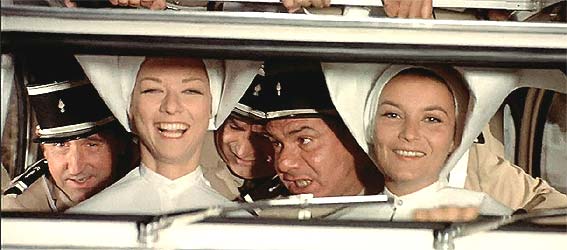 Herhaling vanwege succes, een 2 PK rit met 2 nonnen en 6 gendarmes, fragment uit de film 'Le Gendarme en Balade uit 1970