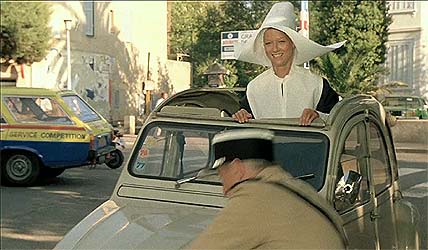 Een 2 PK rit door Saint-Tropez, fragment uit de film 'Le Gendarme et les extra-terrestres' uit 1978