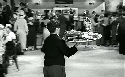 Humoristisch fragment uit de film 'Modern Times' uit 1936 met Charlie Chaplin