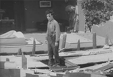 Buster Keaton in de film Steamboat Bill Jr. - Komisch fragment in de storm