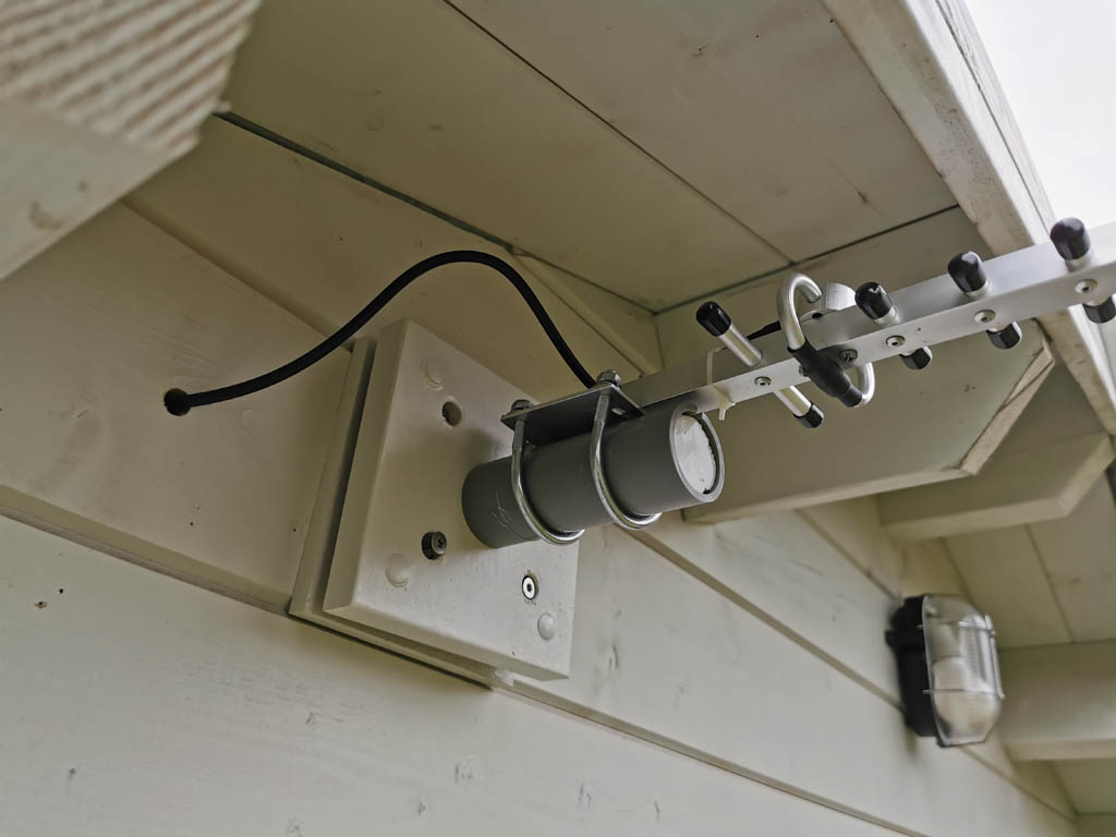 Voet Yagi wifi antenne, draaibaar op buis