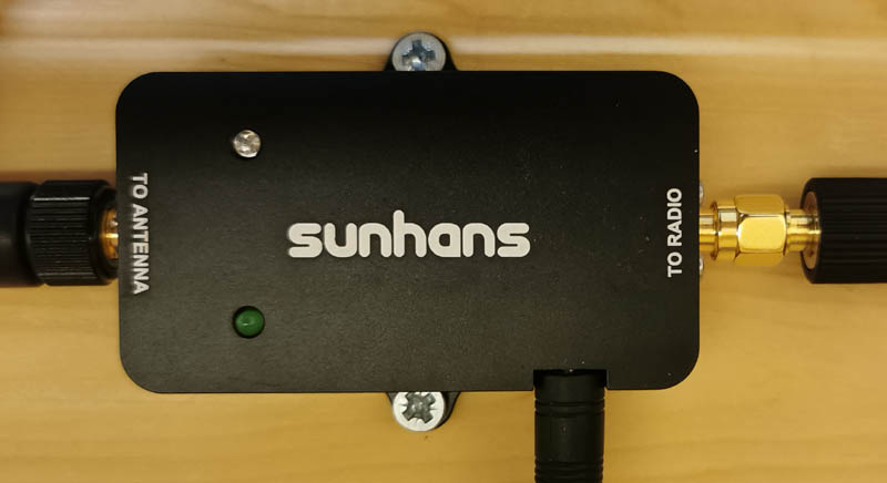 Closup wifi versterker met SMA koppelstuk tussen richtantenne en ingang